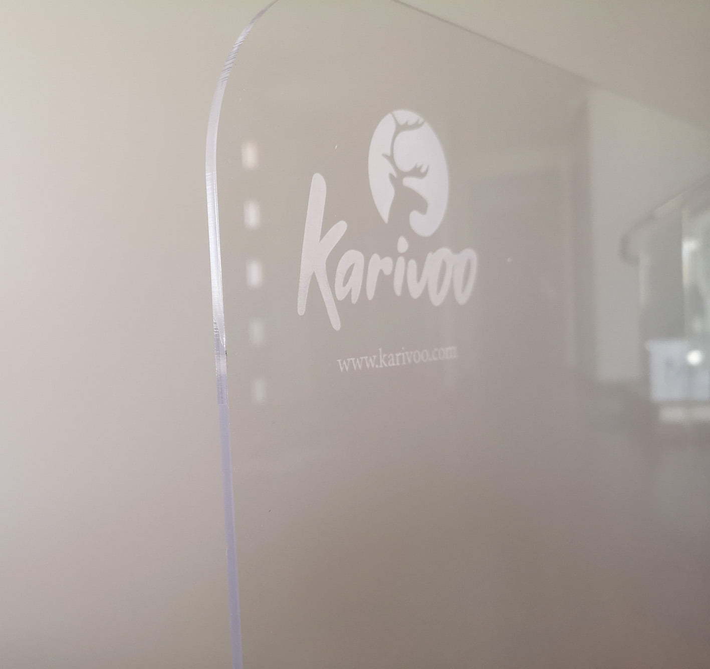 Mampara personalizada de metacrilato para mostrador de 4mm auto-montable - Imagen 3