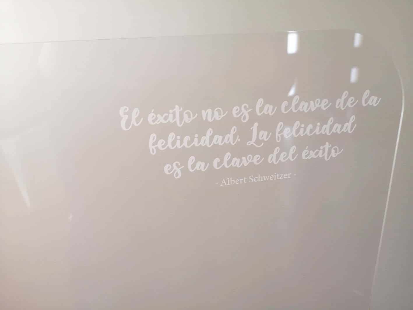 Mampara personalizada de metacrilato para mostrador de 4mm auto-montable - Imagen 4