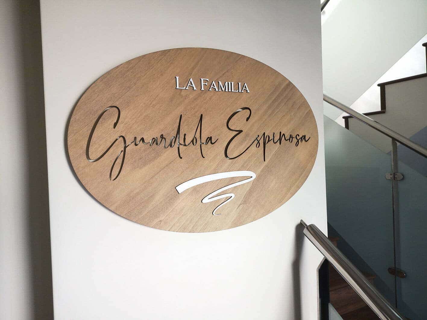 Placa decorativa "La Familia" personalizada con apellidos y retro iluminada - Imagen 4
