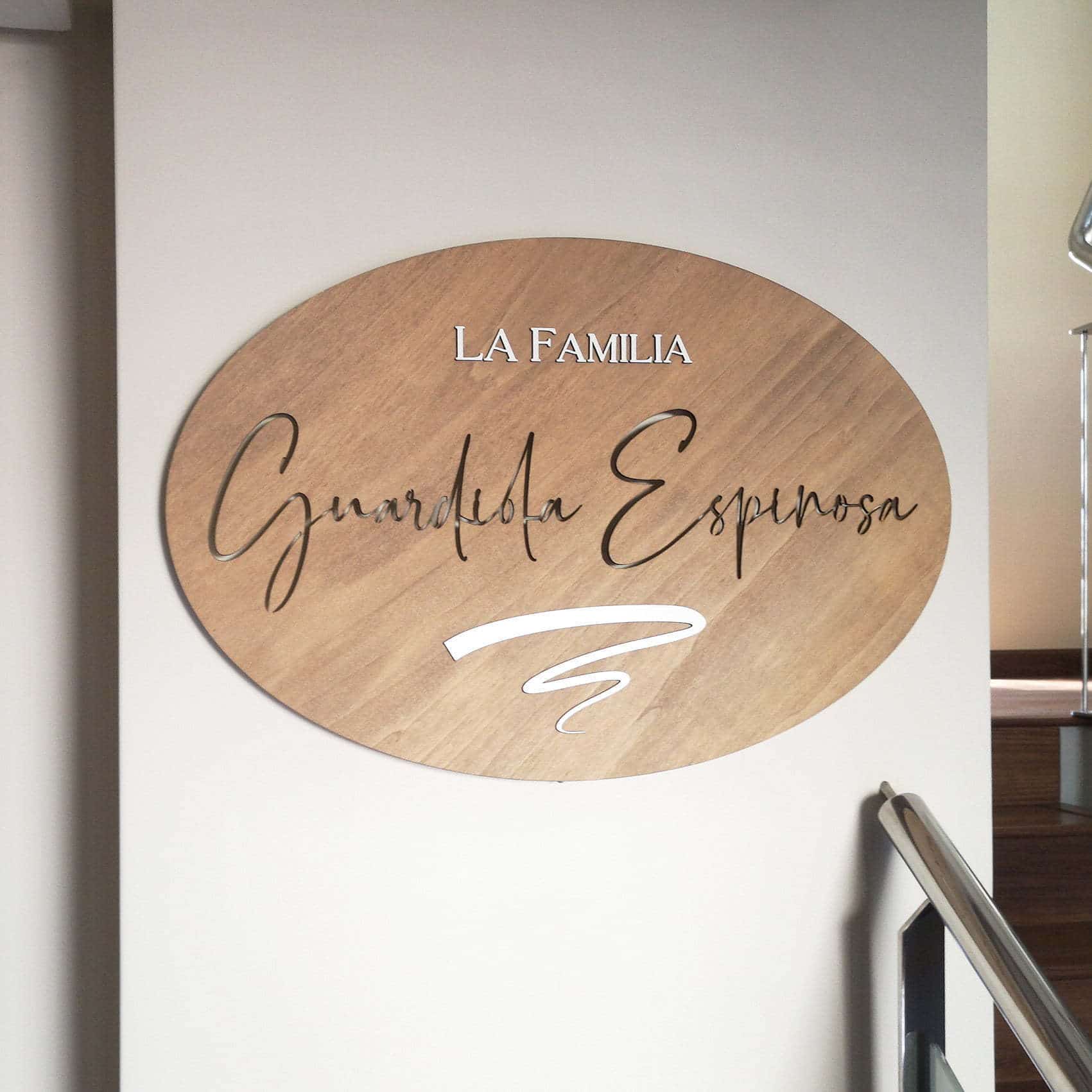 Placa decorativa "La Familia" personalizada con apellidos y retro iluminada - Imagen 2